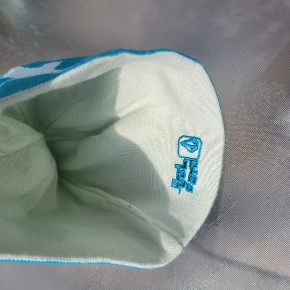 Volcom Unisex Beanie Hat with Teal Maple Leaf design. GOOD CONDITION - Picture 9 of 10